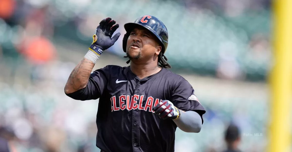 José Ramírez llegando al home con el equipo de Cleveland Guardians