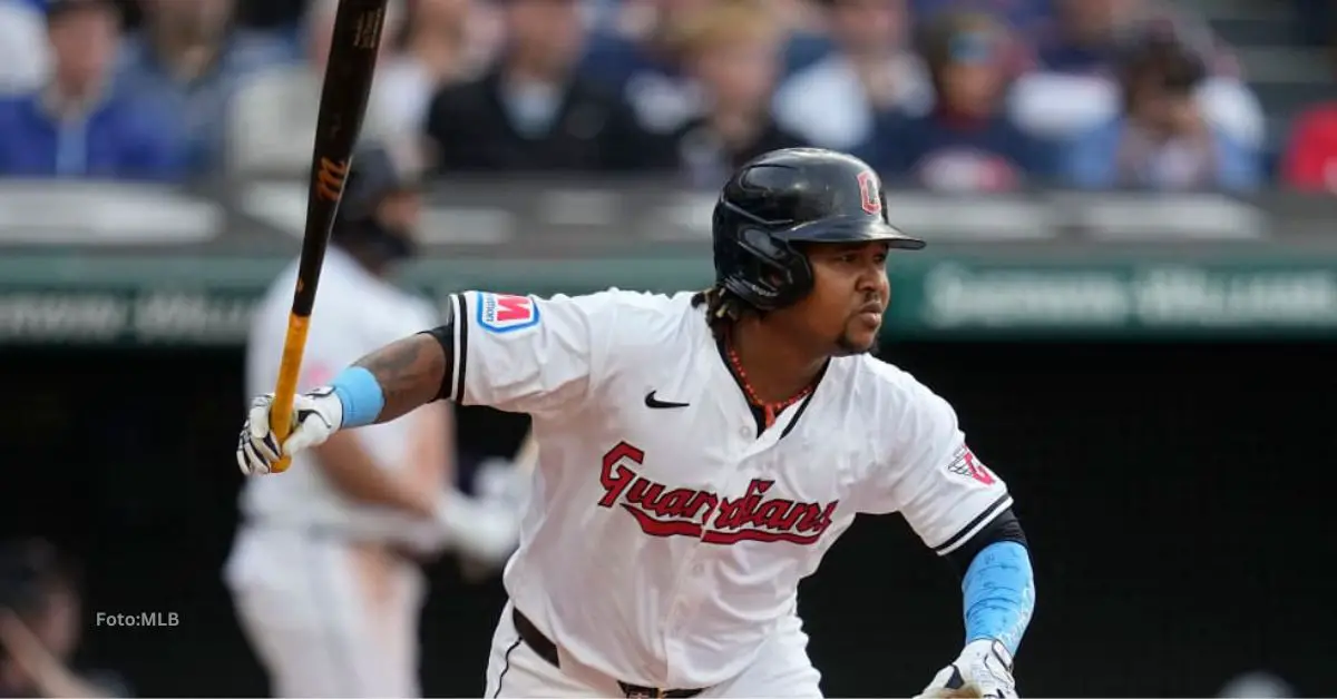 José Ramírez haciendo swing con el equipo de Cleveland Guardians