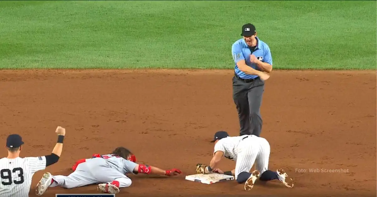 Umpire sentenciando el out que inició Juan Soto en New York