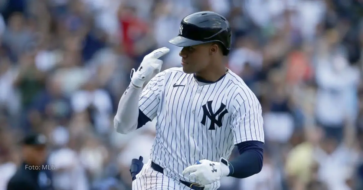 Juan Soto con gesto de mirada con el uniforme de New York Yankees