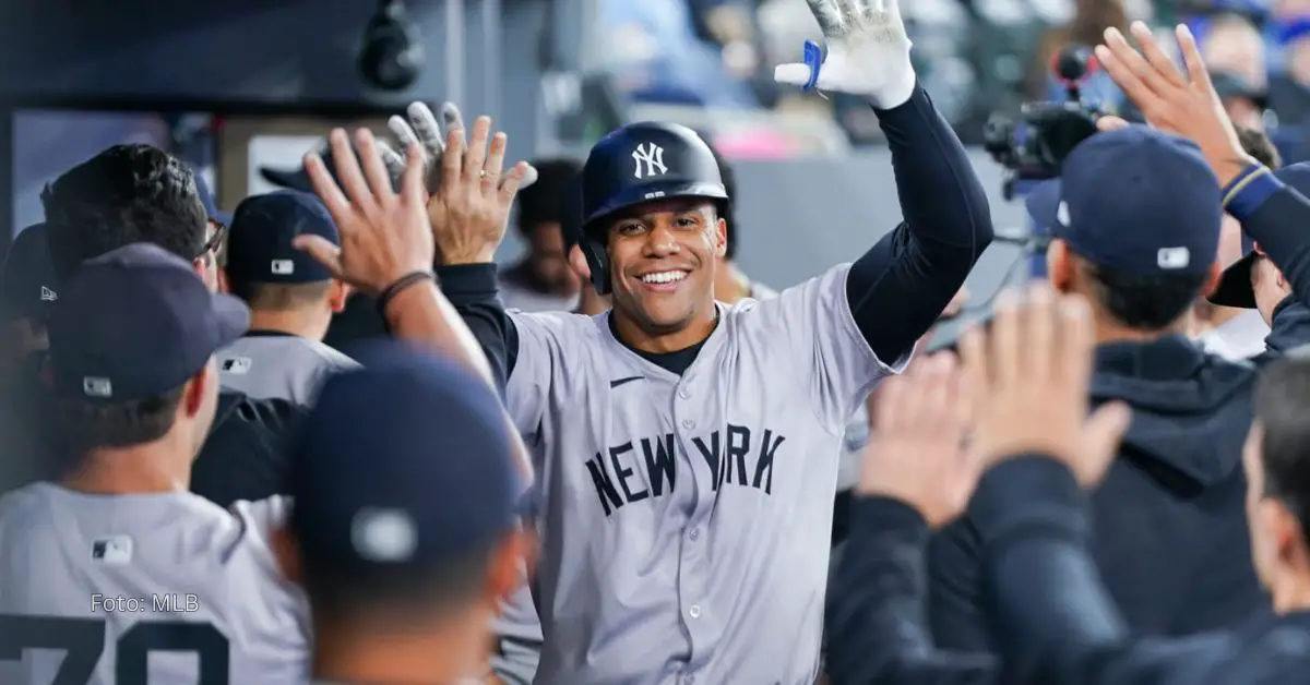 Juan Soto celebrando con el equipo de New York Yankees