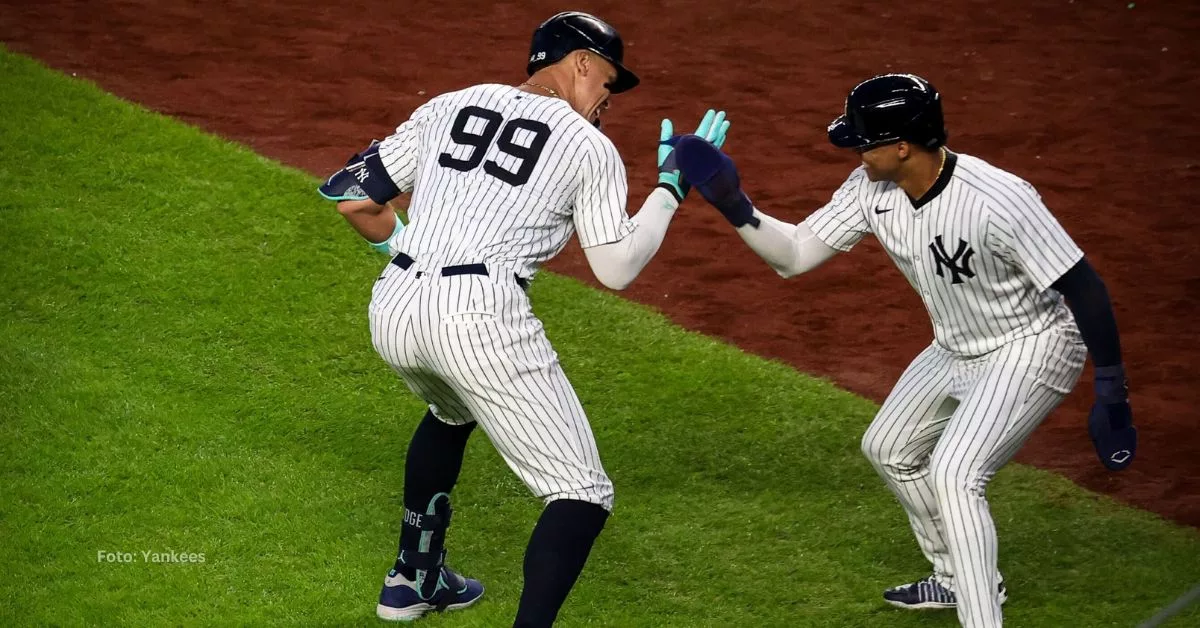 Juan Soto celebra el jonrón de Aaron Judge