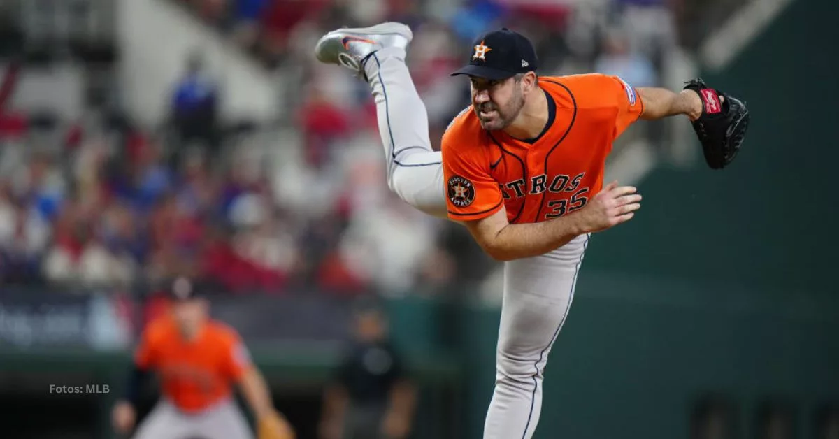 Justin Verlander luego de lanzar la pelota con su uniforme de Houston Astros