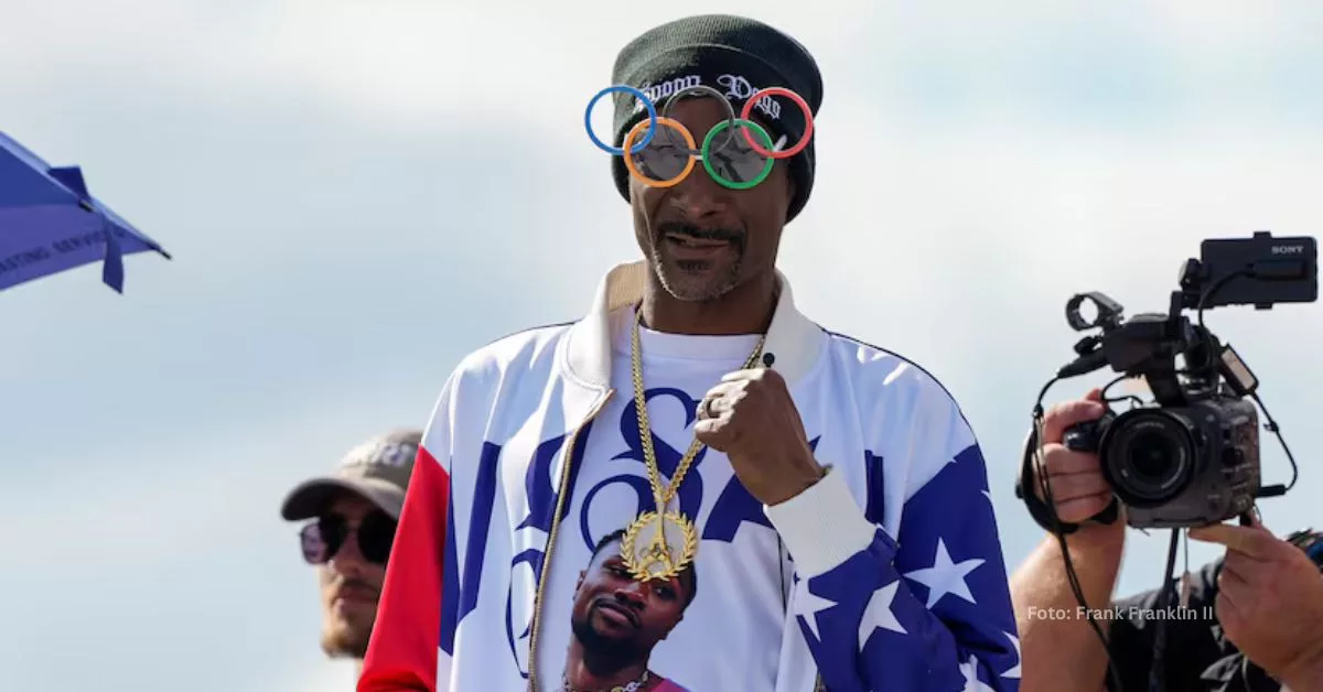 Snoop Dogg hace gestos durante las finales de skate parque masculino en los Juegos Olímpicos