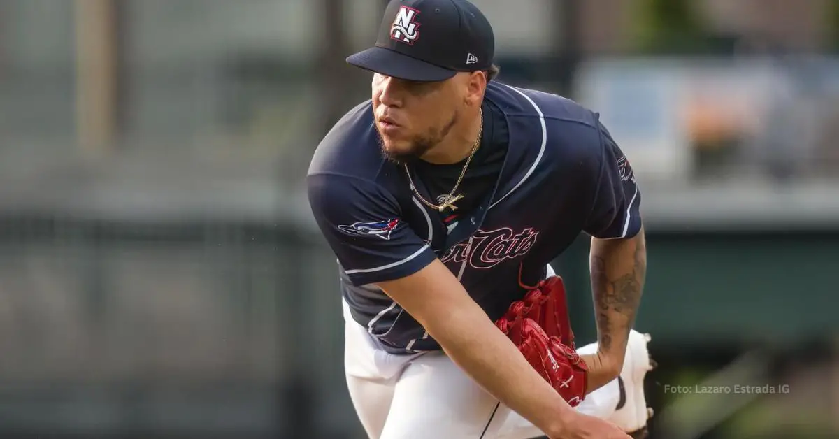 Lazaro Estrada lanzando con sucursal Doble-A en Toronto Blue Jays