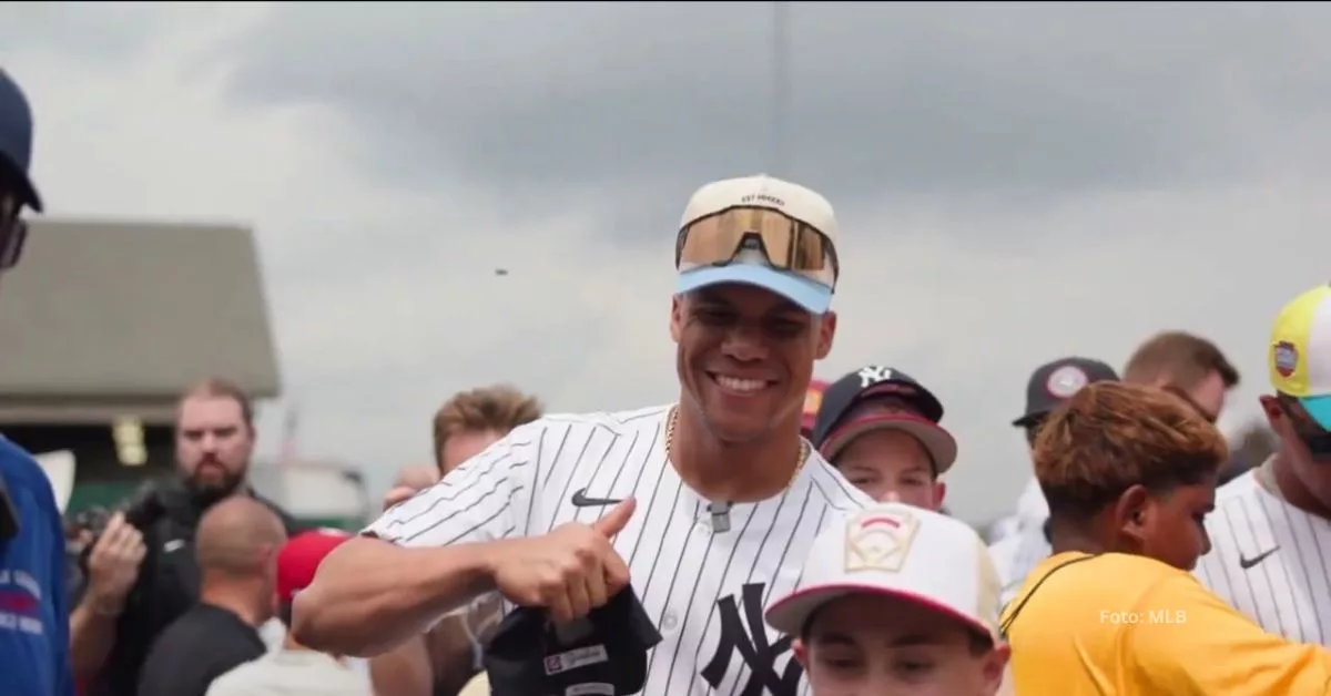 Juan Soto tomándose una fotografía con un pequeño fan