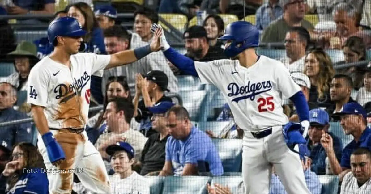 Austin Barnes saludando a Tommy Edman para celebrar la victoria 80 de Los Angeles Dodgers en MLB 2024