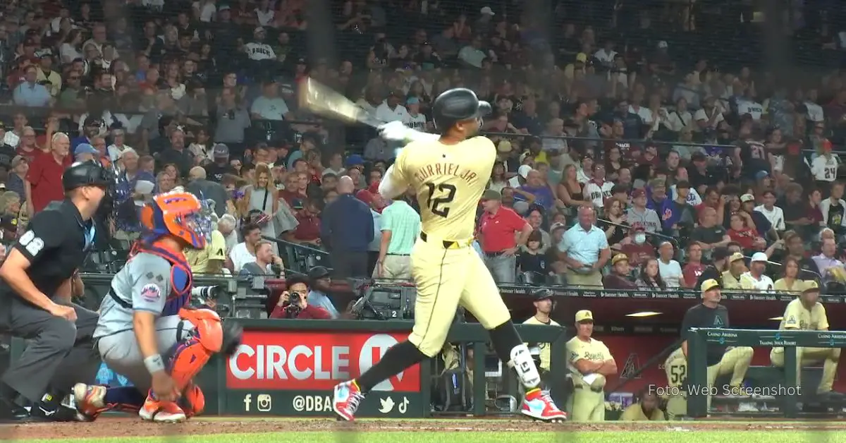 Lourdes Gurriel Jr. conectando jonrón con el uniforme Citi Connect de Arizona Diamondbacks