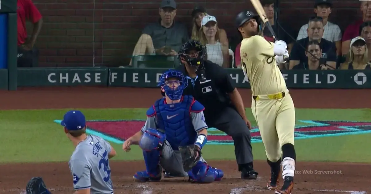 Lourdes Gurriel jr. conectando jonrón ante Gavin Stone con Arizona Diamondbacks