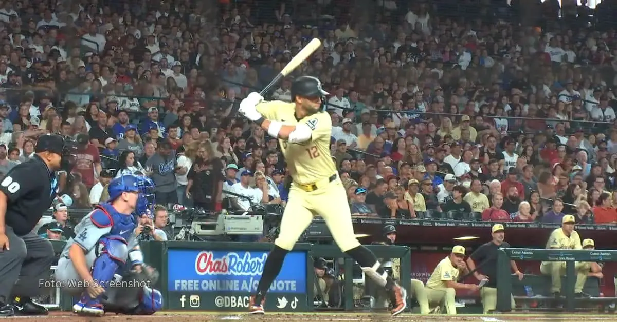 Lourdes Gurriel Jr. consumiendo turno con uniforme City Connect en MLB 2024