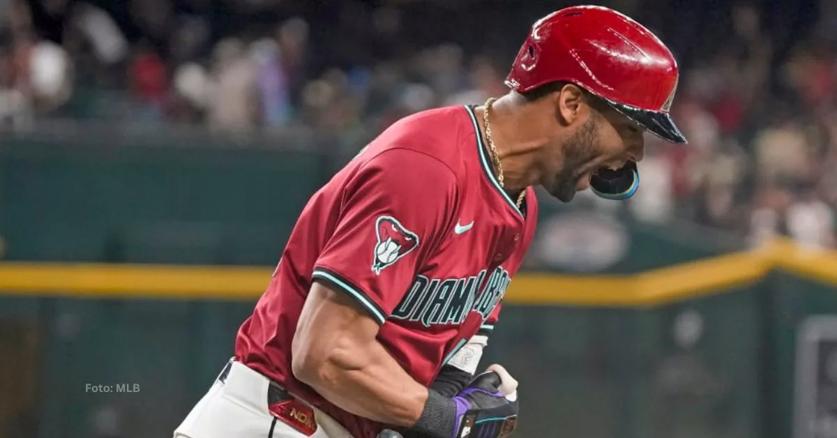 Lourdes Gurriel Jr. celebrando un cuadrangular con el uniforme de Arizona Diamondbacks