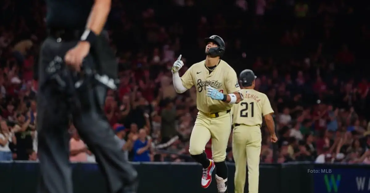 Cubano Lourdes Gurriel jr. pasando por la antesale tras conectar jonrón