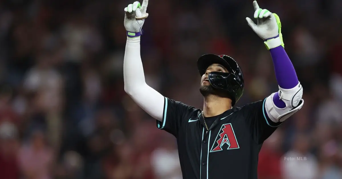 Lourdes Gurriel Jr. señalando al cielo tras conectar jonrón con Arizona Diamondbacks