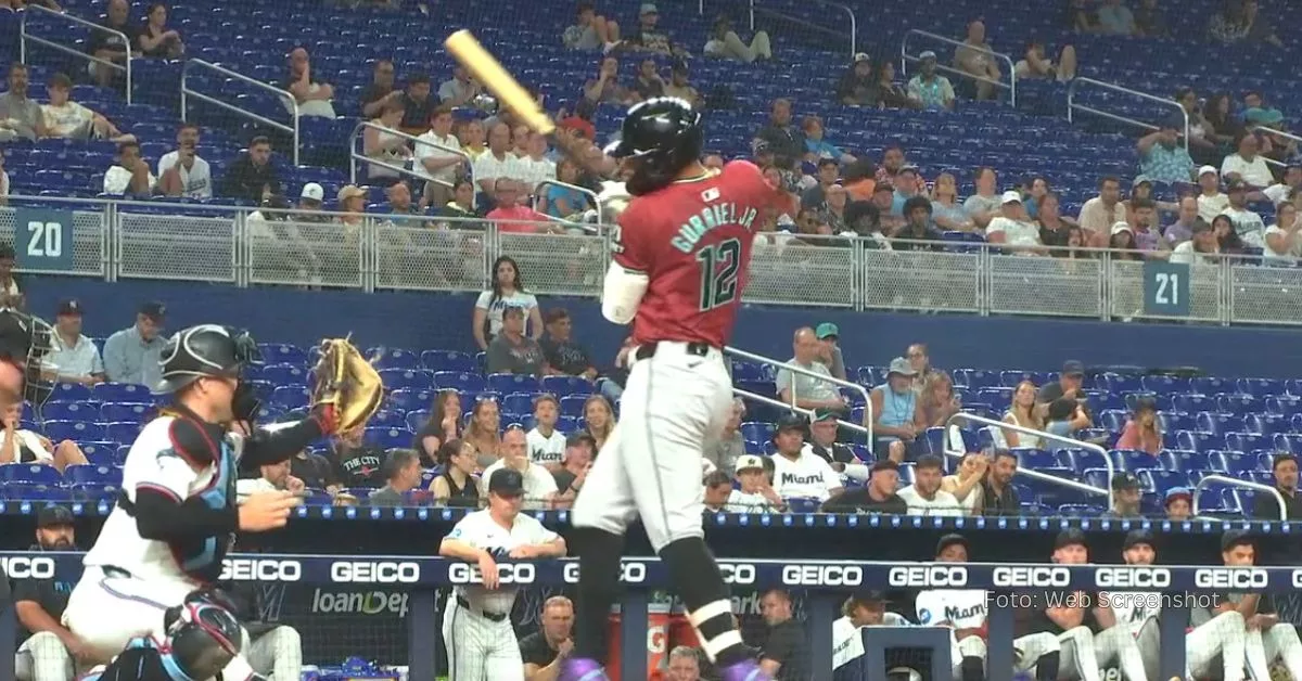 Lourdes Gurriel Jr. en el momento que recibe un pelotazo durante la visita de Arizona al estadio de Miami Marlins