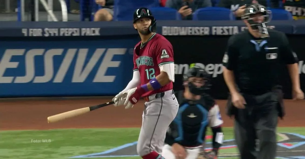 Lourdes Gurriel Jr. viendo su cuadrangular con el uniforme de Arizona Diamondbacks