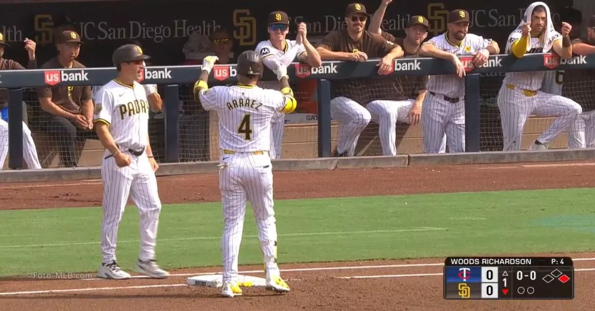 Luis Arráez celebrando con el clubhouse de San Diego Padres