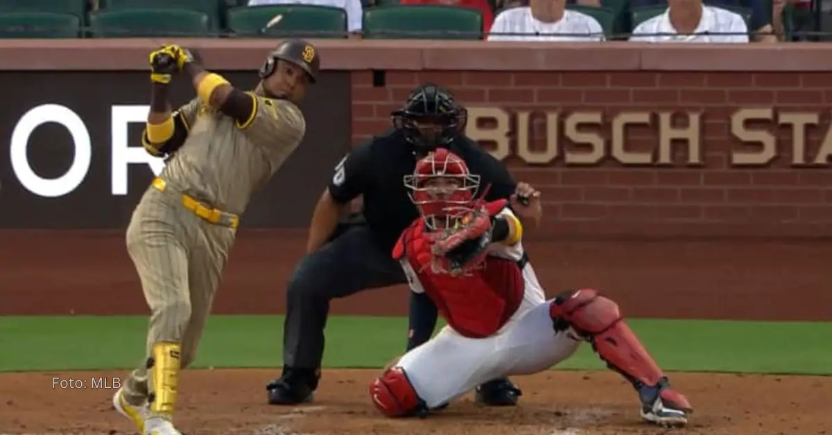 Luis Arráez haciendo swing para conectar uno de sus cuatro hits en el juego ante St. Louis Cardinals en MLB