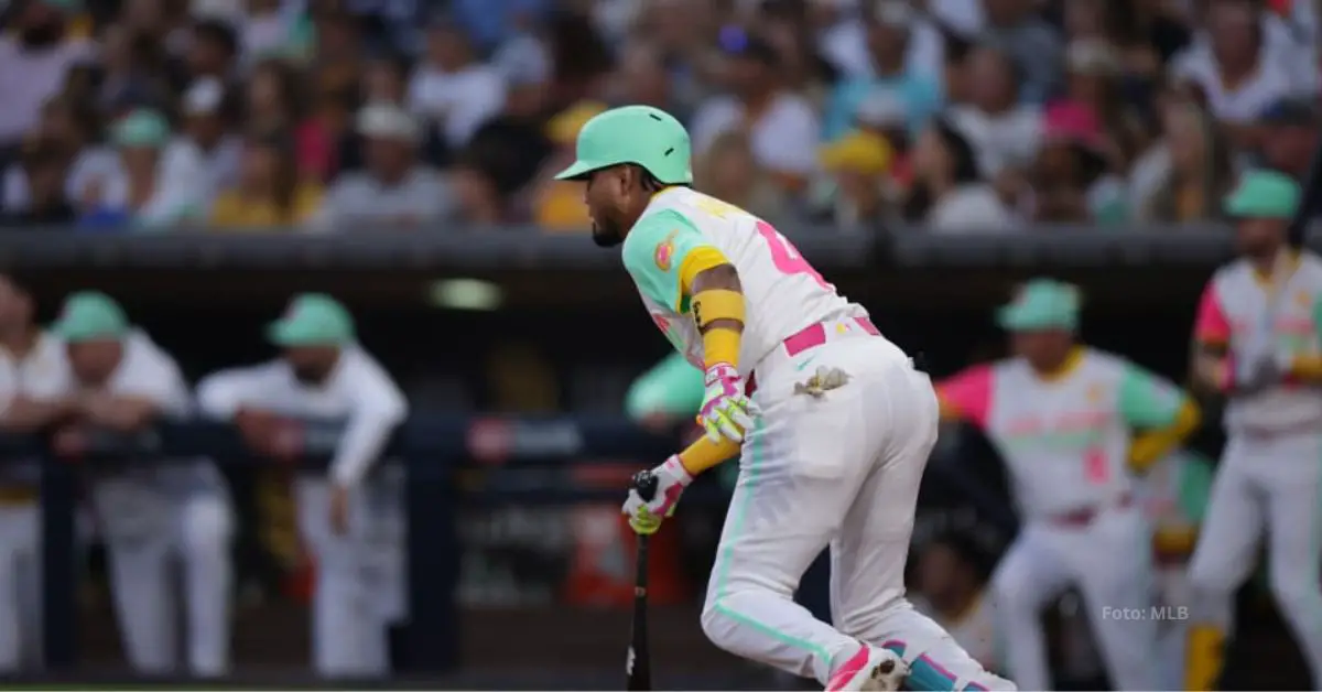 Luis Arráez corriendo a la inicial con San Diego Padres