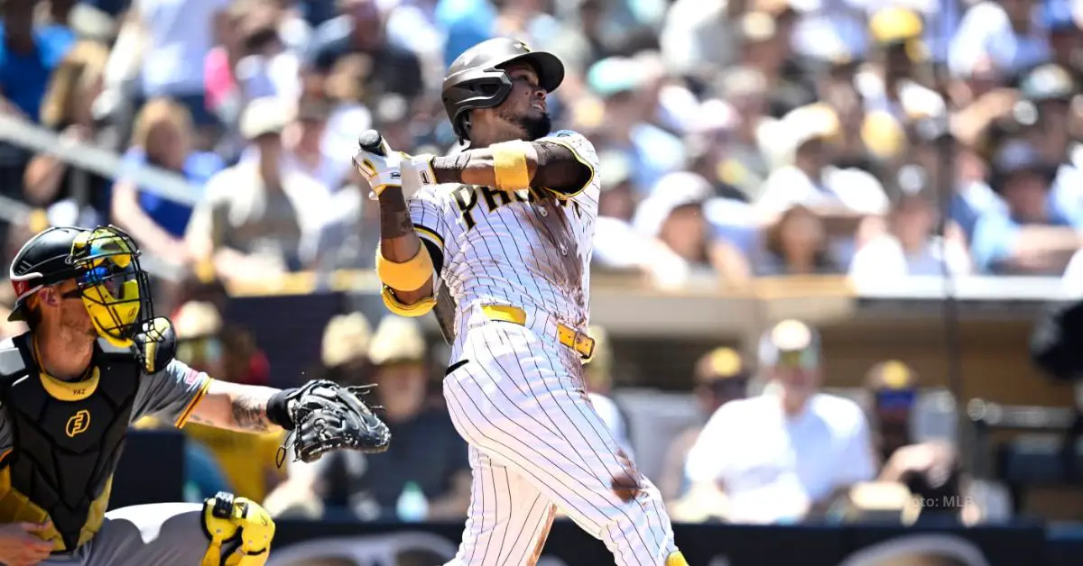 Luis Arráez bateando con San Diego Padres