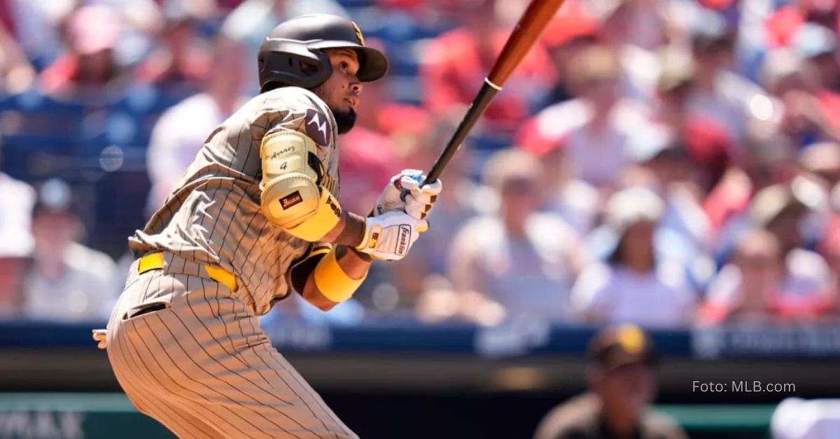 Luis Arráez tras terminar swing y conectar hit con el uniforme de San Diego Padres en MLB