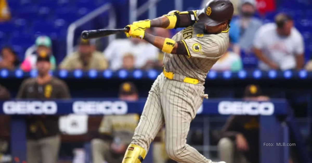 Luis Arráez bateando en el Ioan Depot Park de Miami Marlins con el uniforme de San Diego Padres