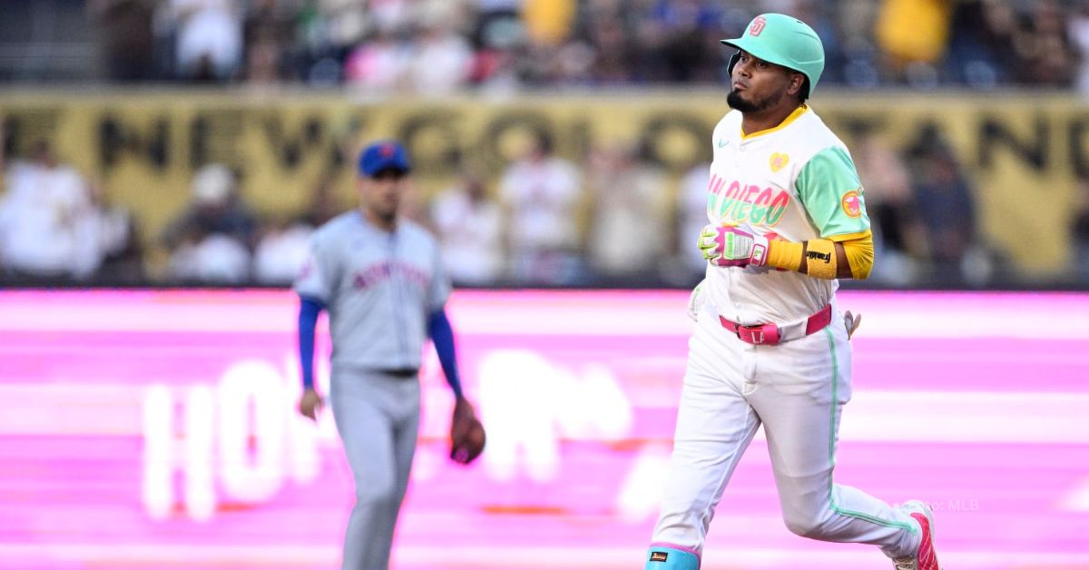 Venezolano Luis Arráez corriendo por 2da base tras cuadrangular con San Diego Padres