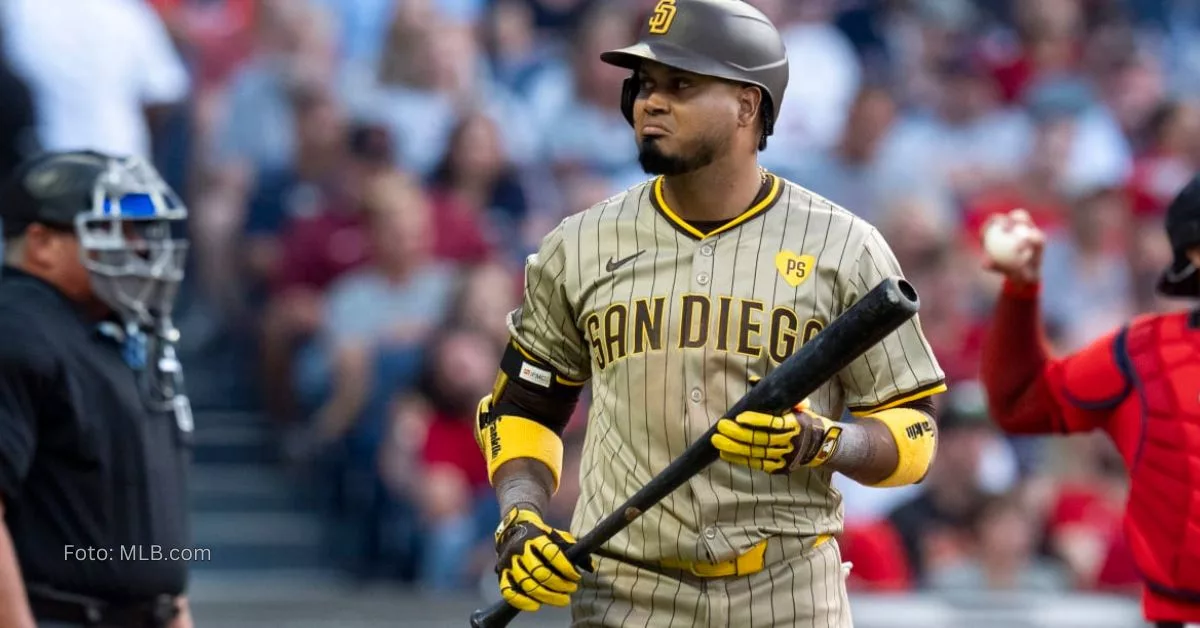 Luis Arráez con cara de molesto y el uniforme de San Diego Padres en MLB