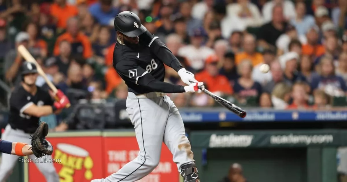 Luis Robert bateando jonrón con Chicago White Sox