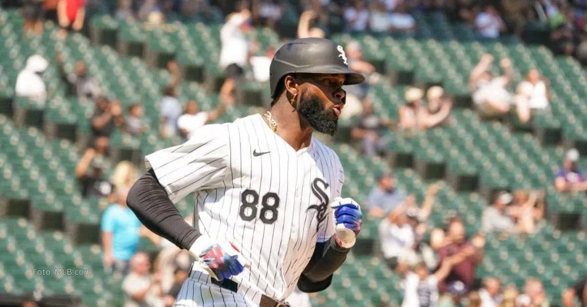 Luis Robert Jr corriendo en un terreno de Grandes Ligas con el uniforme a rayas de Chicago White Sox