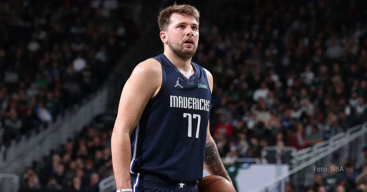 Luka Doncic mirando hacia el aro con el uniforme de Dallas Mavericks