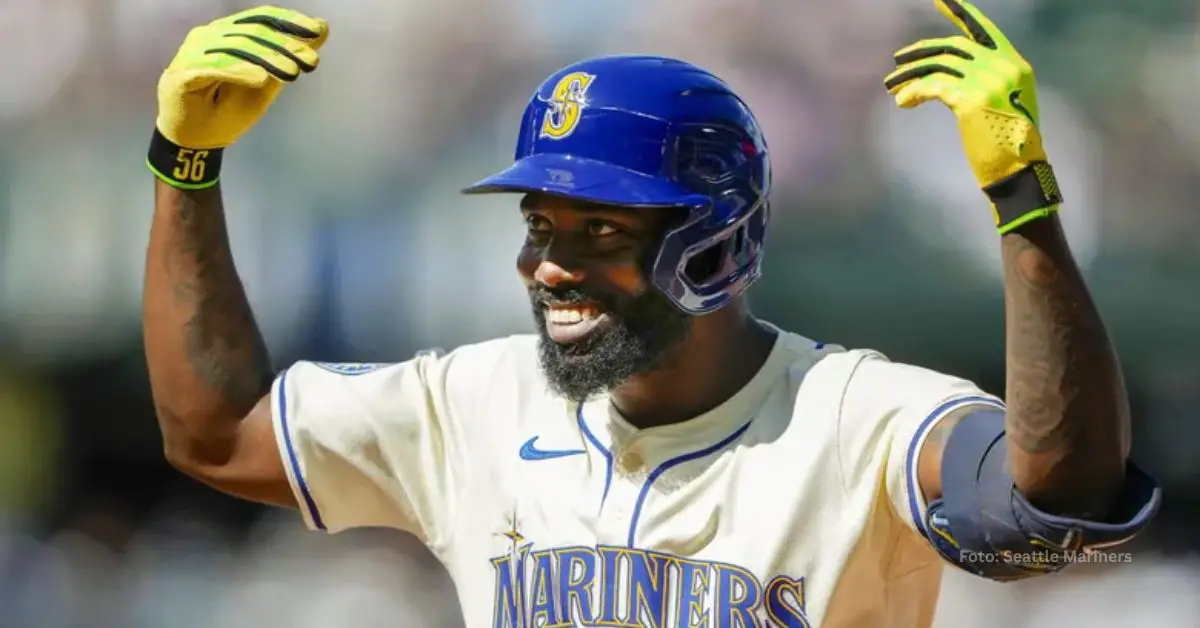 Randy Arozarena celebrando con el uniforme blanco de Seattle Mariners