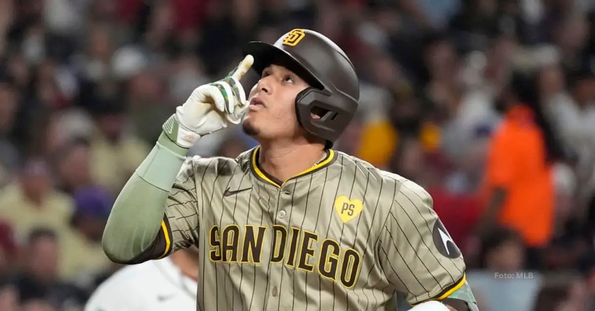 Manny Machado con una seña al cielo tras jonrón con San Diego Padres