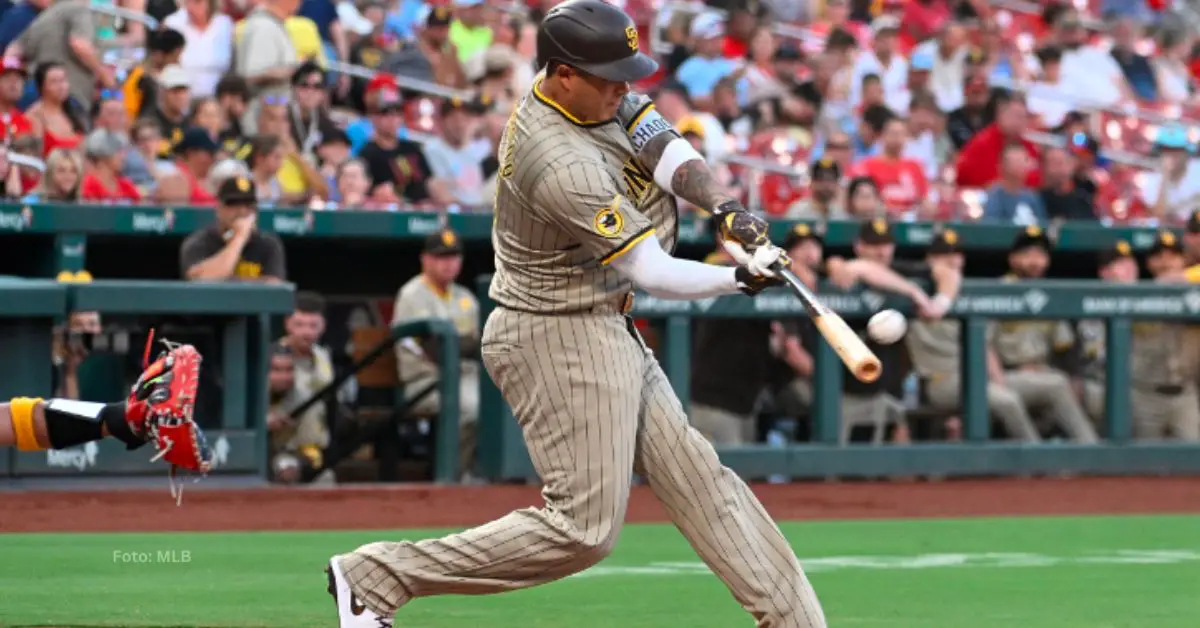 Manny Machado haciendo swing de jonrón con San Diego