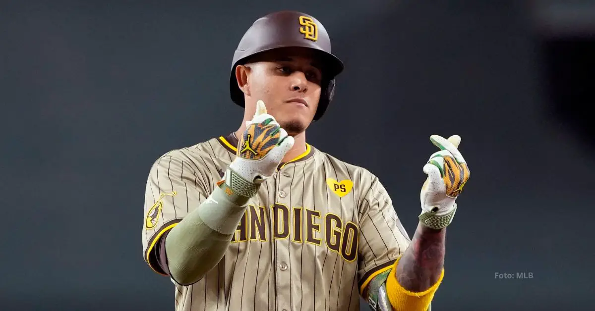 Manny Machado haciendo gestos con el dugout de San Diego Padres