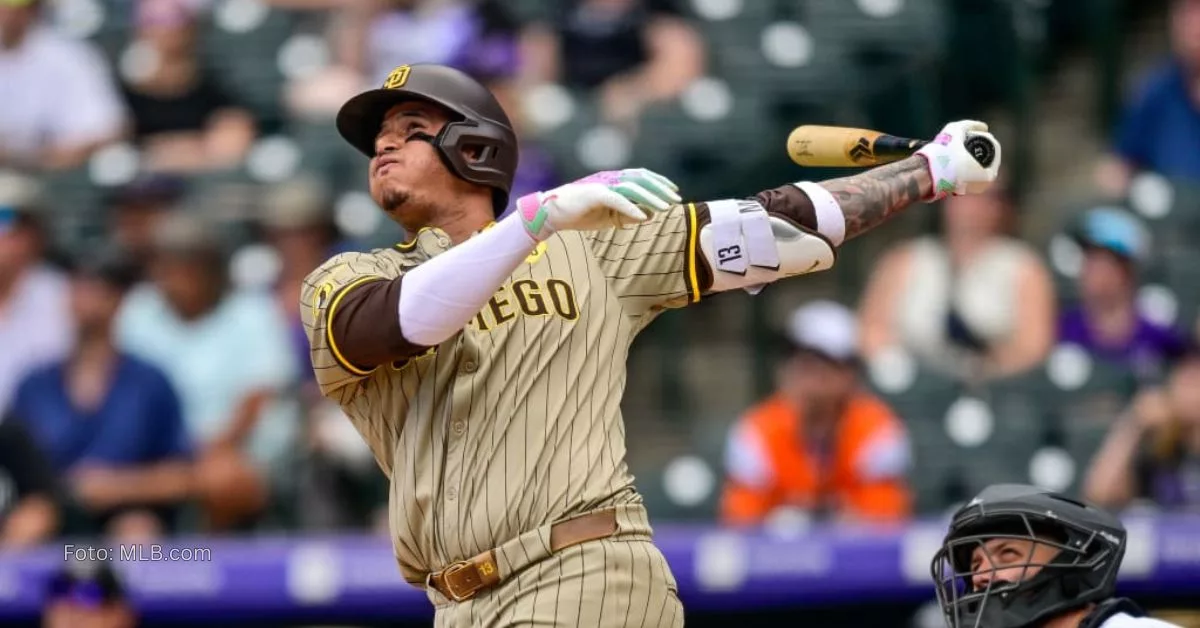 Manny Machado haciendo swing de jonrón con San Diego Padres en MLB 2024