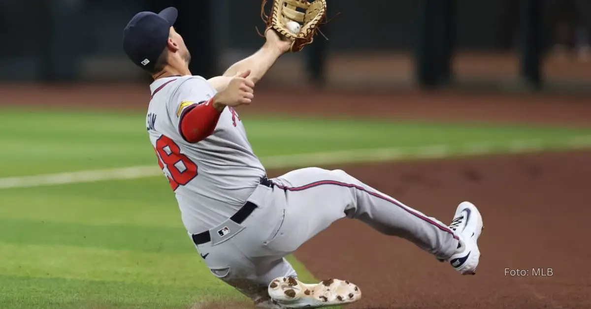 Matt Olson deslizándose para atrapar una pelota con el uniforme de Grandes Ligas en MLB