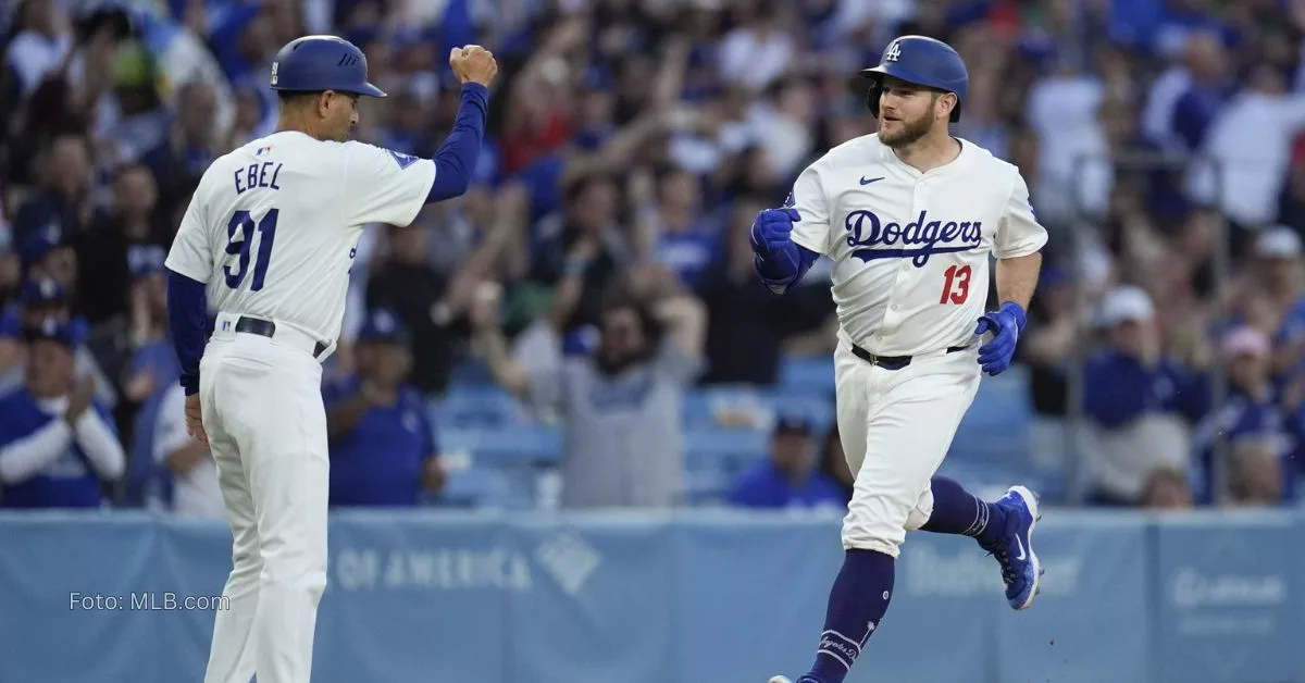 Max Muncy recorriendo bases tras conectar jonrón con Los Angeles Dodgers