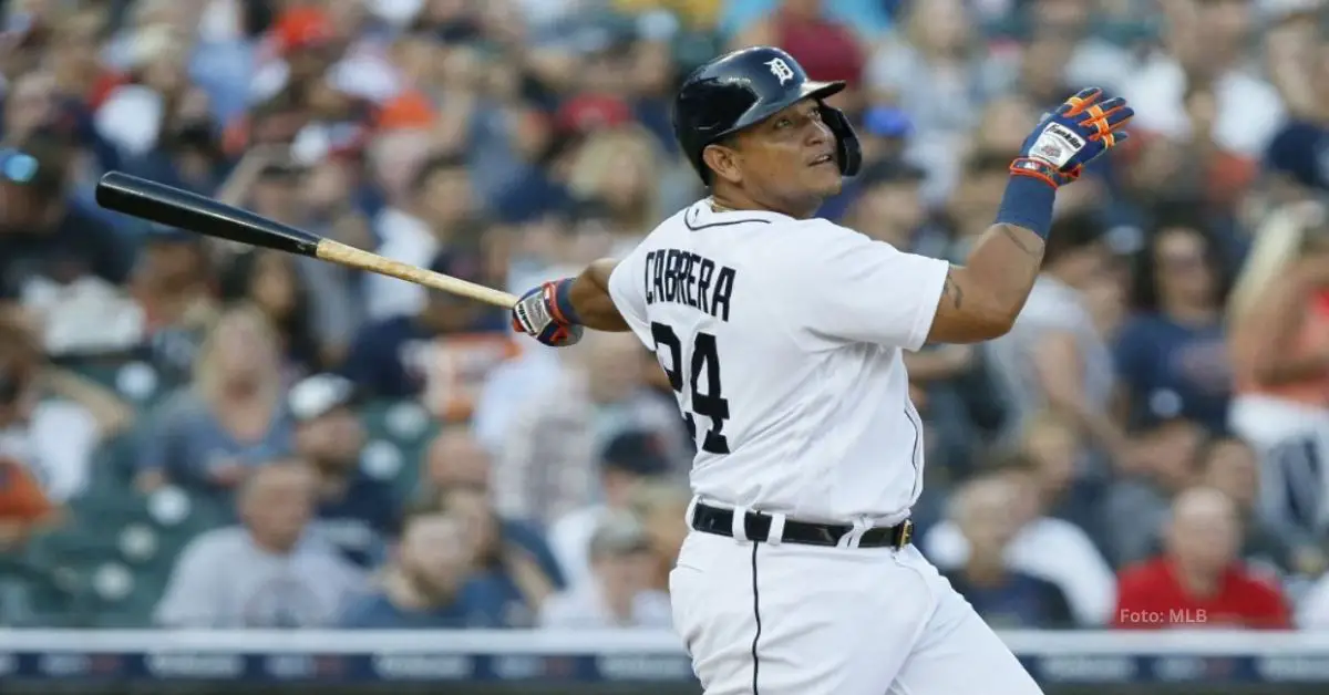 Miguel Cabrera haciendo swing con el uniforme de Detroit Tigers