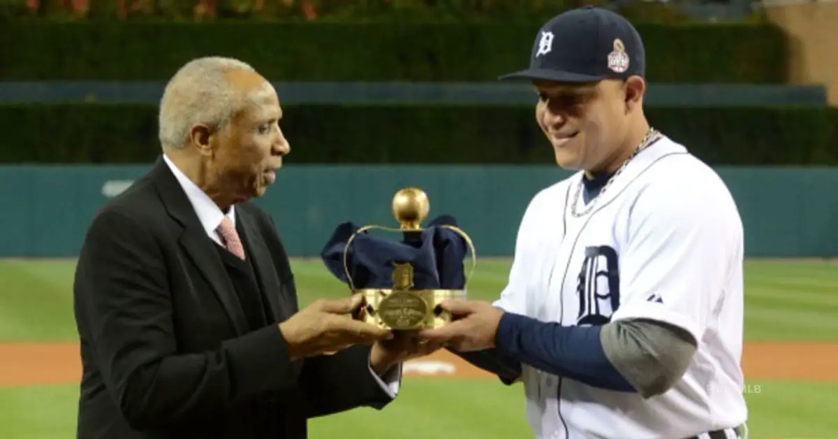 Miguel Cabrera recibiendo el trofeo de la Triple Corona MLB