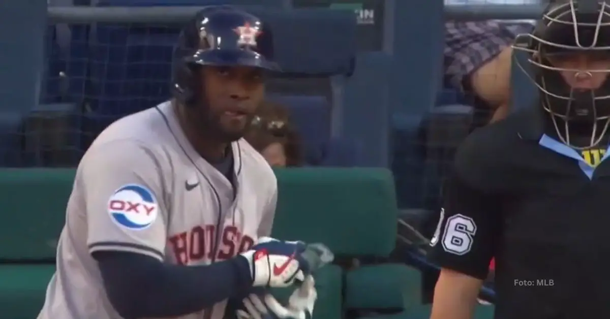 Yordan Alvarez mientras era abucheado en Philadelphia