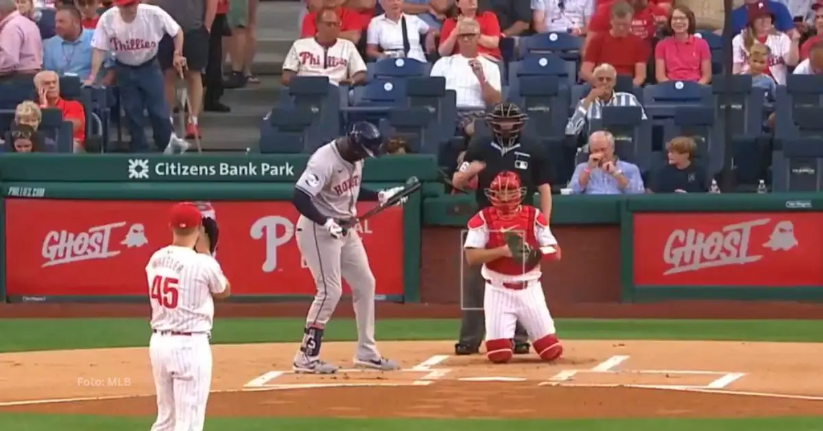 Cubano Yordan Alvarez mientras era abucheado en Philadelphia con Houston