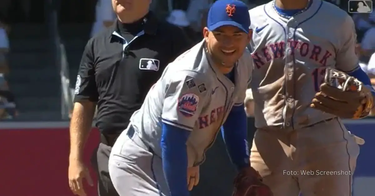 José Iglesias sonriendo ante la jugada defensiva en San Diego.