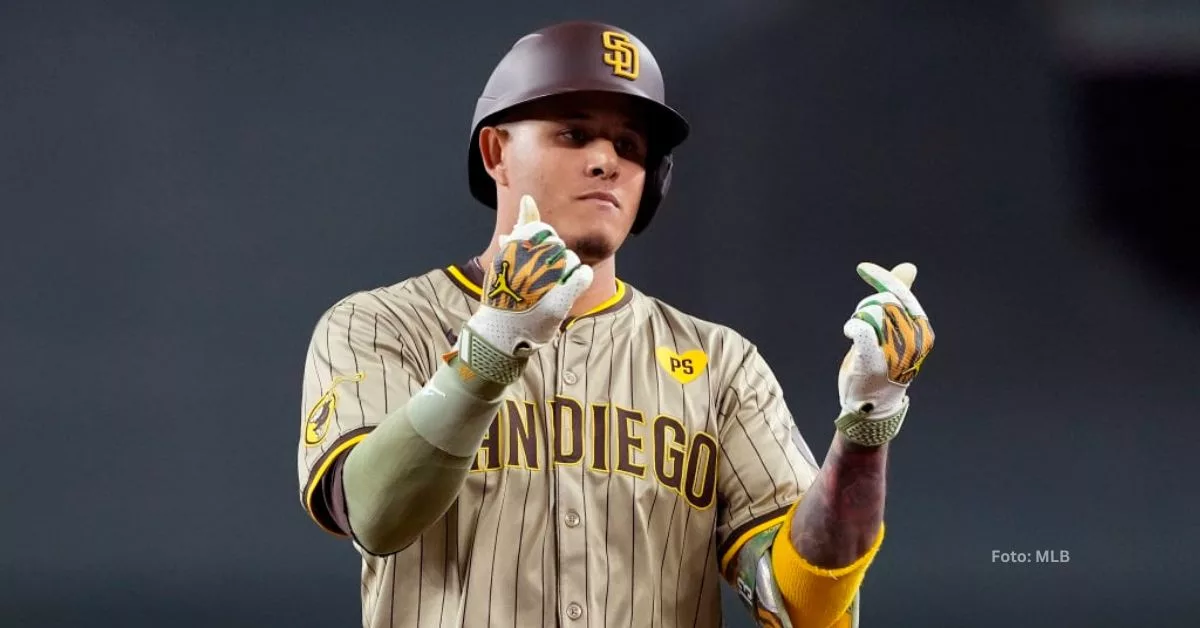 Manny Machado celebrando después de dar un doblete