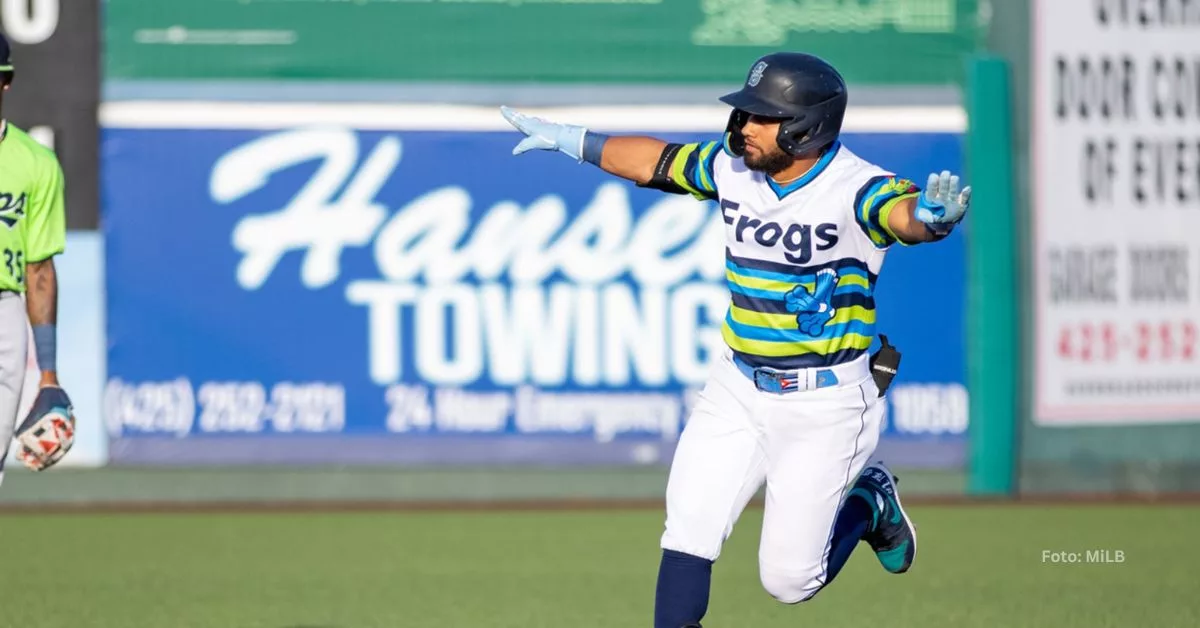 Victor Labrada celebrando un batazo en MiLB