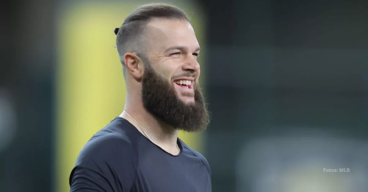 Dallas Keuchel sonriente en un juego de MLB