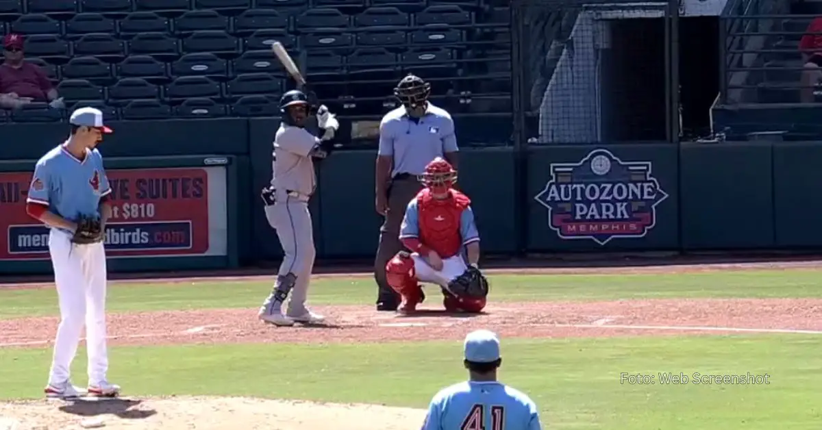 Oscar Colas consumiendo turno con Charlotte Knights en Triple A