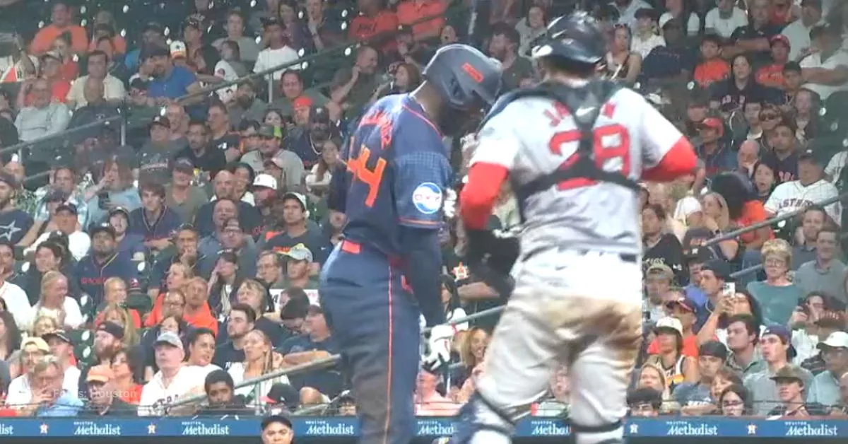 Momento del pelotazo a Yordan Alvarez en el juego de Houston Astros