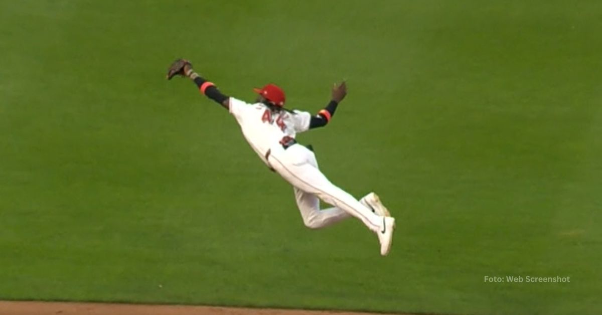 Elly De La Cruz atrapando la pelota en el Cincinnati vs Oakland