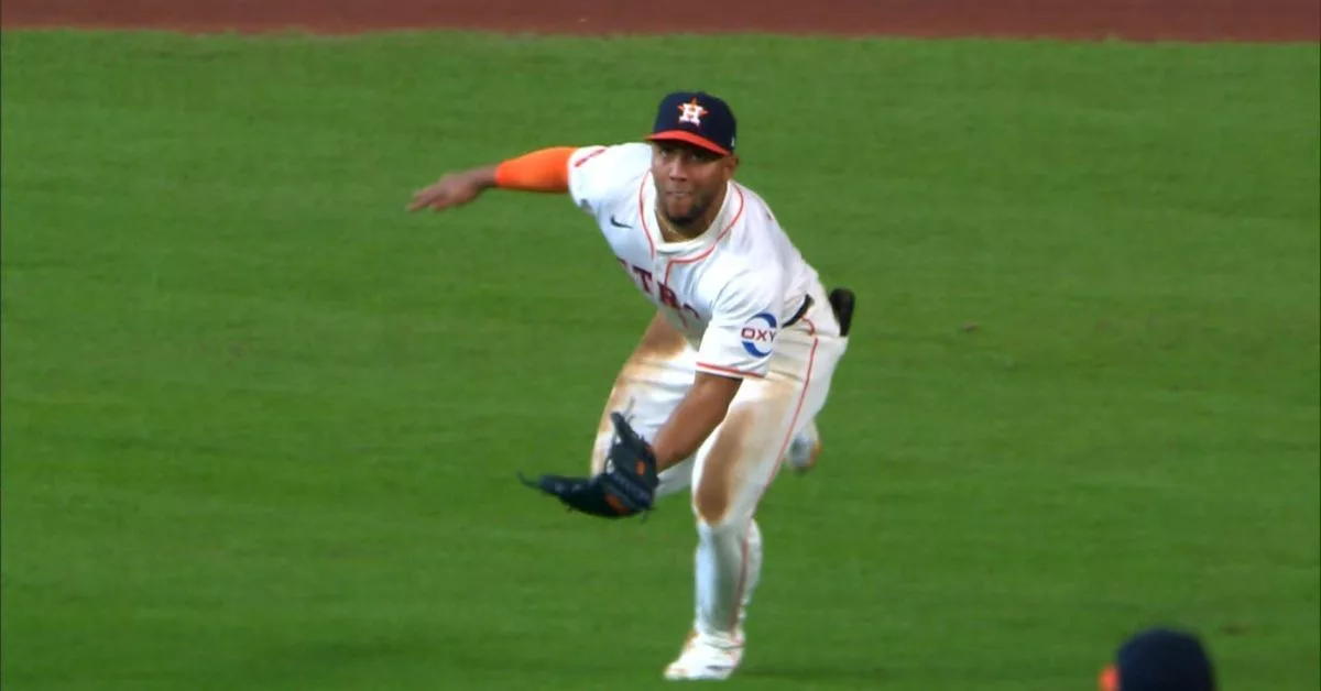 Cubano Pedro Leon fildeando un batazo con el uniforme de Houston Astros