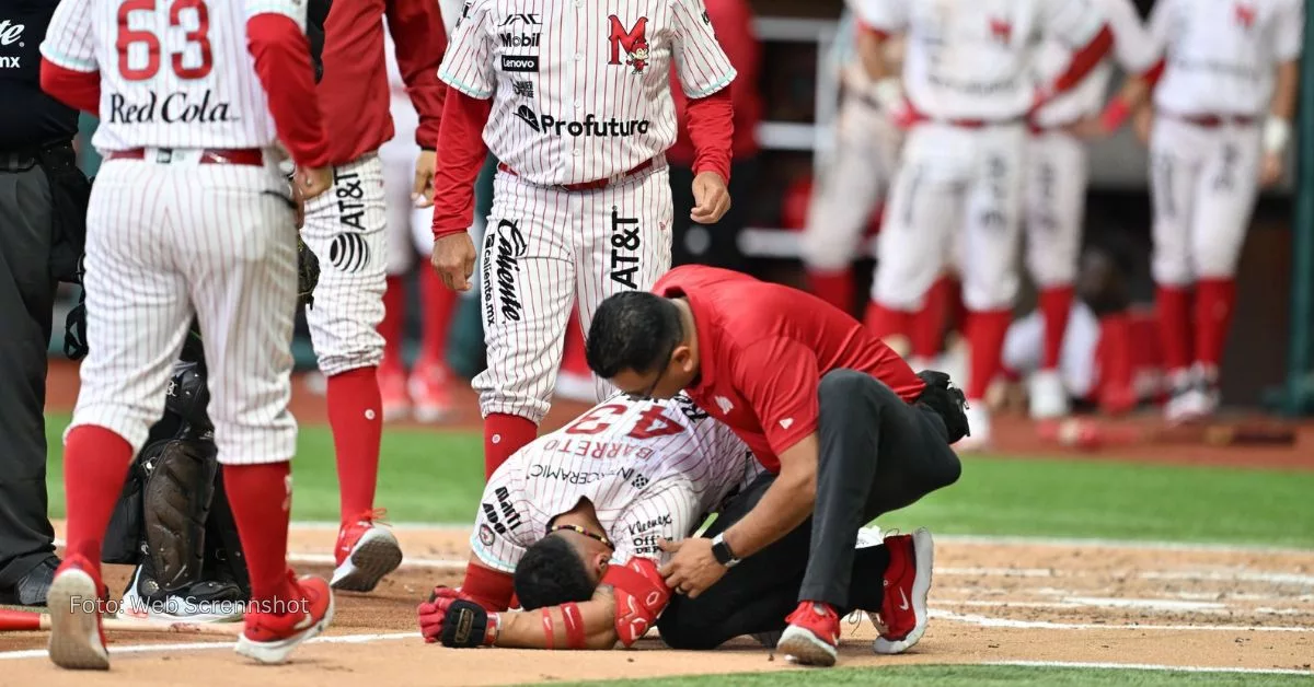 Franklin Barreto sobre la arcilla después de un pelotazo en el duelo Diablos Rojos vs Leones Yucatán en Liga Mexicana